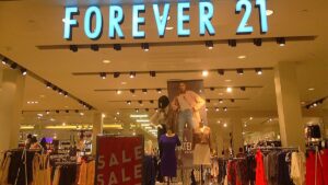 A Forever 21 pode fechar 200 lojas nos EUA e iniciar falência. A empresa tenta vender operações, mas liquidação total é possível.