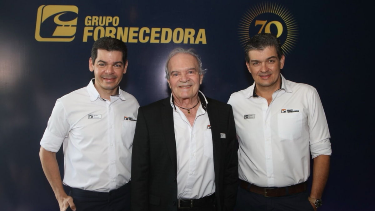 Nertan Ribeiro, presidente do Grupo Fornecedora, ao centro, ladeado pelo CEO, André Leão Ribeiro, à esquerda, e pelo Vice-Presidente de Operações, Pablo Leão Ribeiro, à direita, durante evento comemorativo.