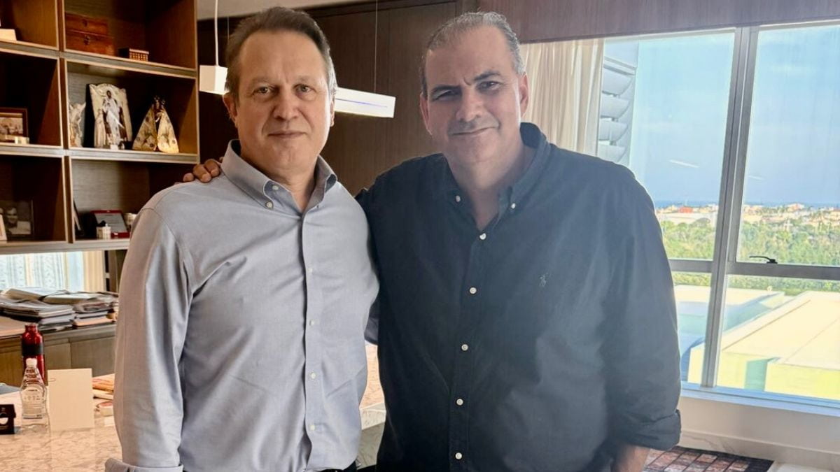 CEO Global da JBS, Gilberto Tomazoni, ao lado de Alexandre Sales, CEO do Grupo Damezza, durante encontro para discutir parcerias estratégicas.