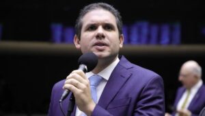 Hugo Motta (Republicanos-PB) foi eleito presidente da Câmara com 444 votos, consolidando forte articulação política. Mandato vai até 2027.