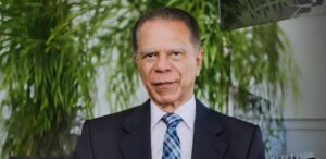 A imagem mostra o economista Sérgio Melo, novo presidente da Academia Cearense de Economia.