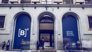 Fachada do prédio da B3, a bolsa de valores do Brasil, destacando sua marca. A B3 lançou novos índices em 2024 para ampliar as opções de investimento.