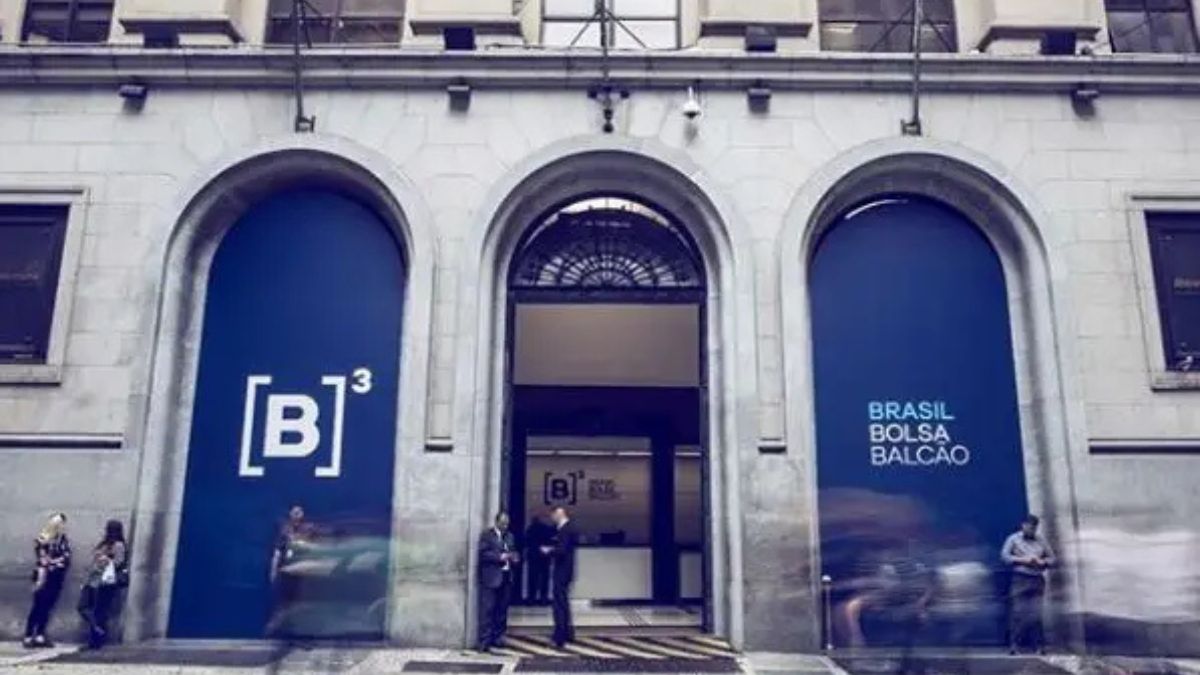 Fachada do prédio da B3, a bolsa de valores do Brasil, destacando sua marca. A B3 lançou novos índices em 2024 para ampliar as opções de investimento.