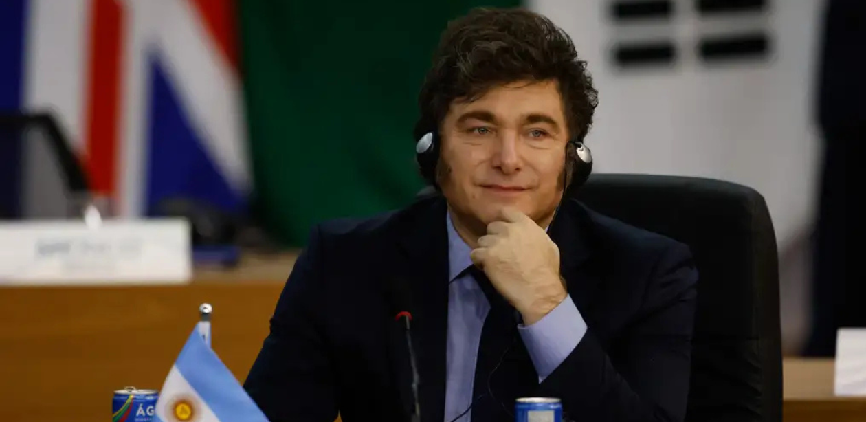 A imagem mostra o presidente da Argentina, Javier Milei