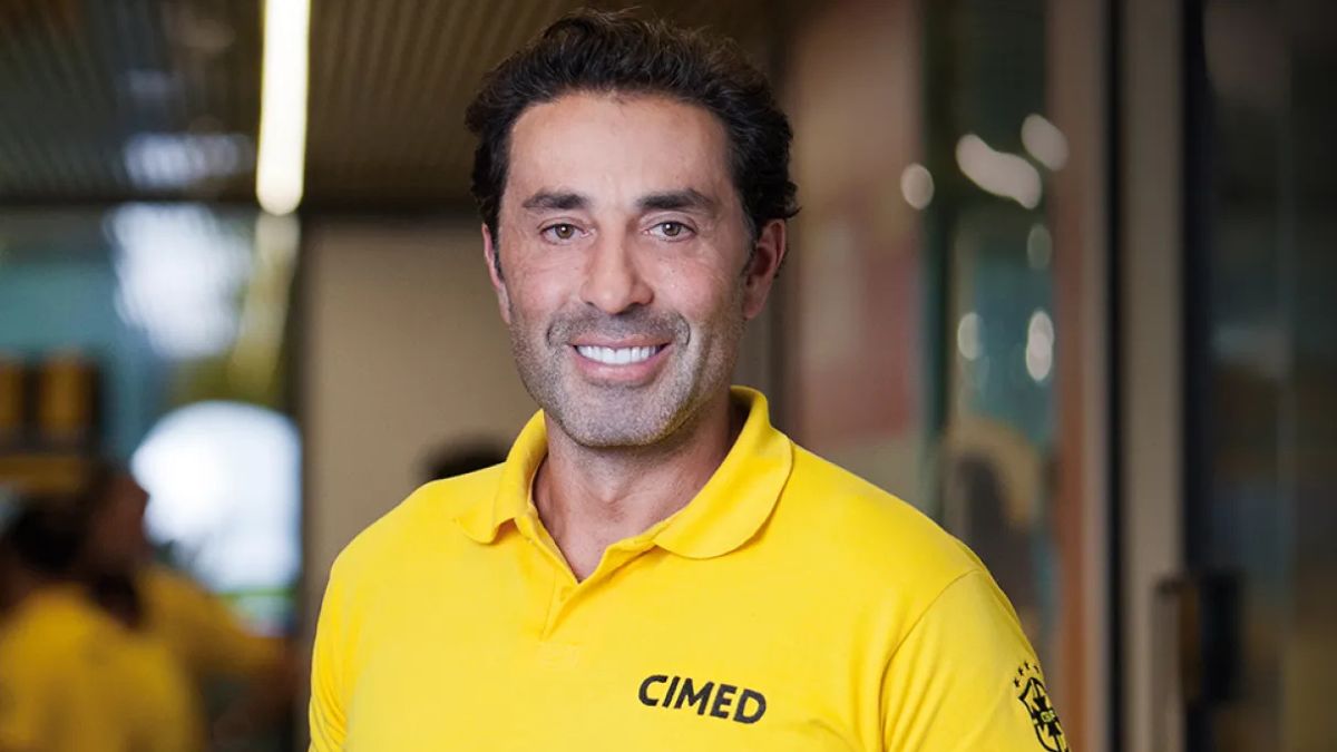 A Cimed traça meta ousada de R$ 5 bilhões em 2025, investindo em farmácias menores e inovação. Estratégia inclui crédito e novos medicamentos.