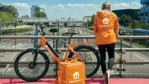 Prosus, dono do iFood, adquire Just Eat Takeaway por € 4,1 bi. Negócio reforça sua posição global e retira a empresa da bolsa de valores.