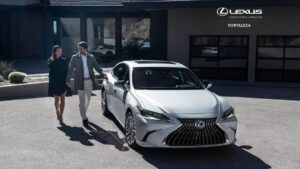 Lexus Fortaleza com garantia estendida – Casal caminhando ao lado de um sedan Lexus prateado, destacando sofisticação e exclusividade.