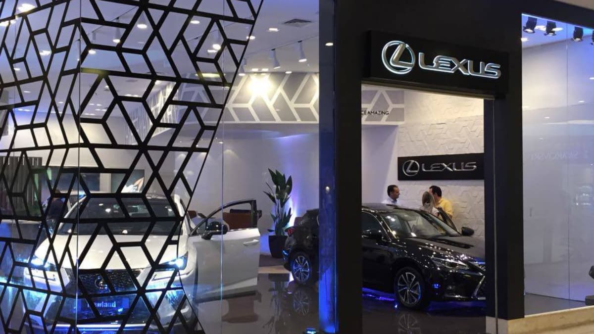 Lexus Fortaleza com garantia estendida – Fachada da concessionária Lexus Fortaleza no Shopping RioMar, exibindo veículos premium da marca.