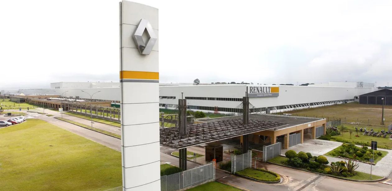 A imagem mostra a fachada de uma das unidades da Renault para representar o lucro da Renault.