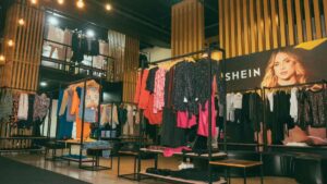O lucro da Shein caiu 40% em 2024, aumentando as incertezas sobre seu IPO no Reino Unido. Mercado teme impactos na avaliação da varejista.