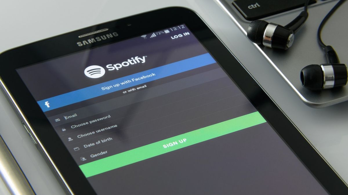 Spotify retorna ao lucro no 4º trimestre, impulsionado pelo crescimento da base de usuários. Ações sobem após divulgação do balanço.