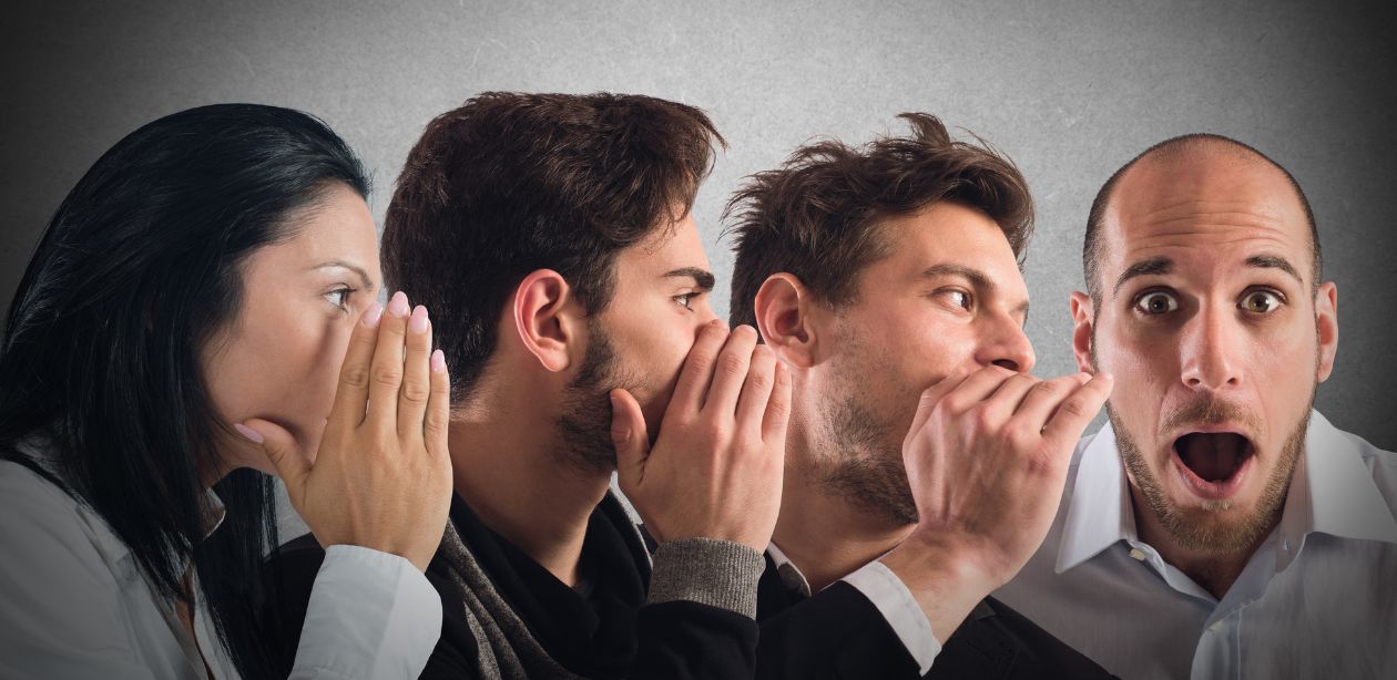 A imagem mostra várias pessoas falando uma no ouvido de outra, simbolizando marcas que crescem sem propagandas.