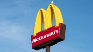 McDonald's na Bolívia fechou após anos de prejuízo. A cultura alimentar local e o preço alto foram fatores decisivos.