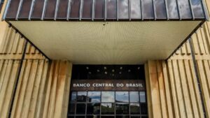 Ministro da Fazenda, Fernando Haddad nega ter discutido mudanças no IOF com Banco Central, que resiste às medidas. Mercado financeiro reage com preocupação.