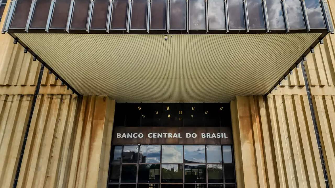 Ministro da Fazenda, Fernando Haddad nega ter discutido mudanças no IOF com Banco Central, que resiste às medidas. Mercado financeiro reage com preocupação.