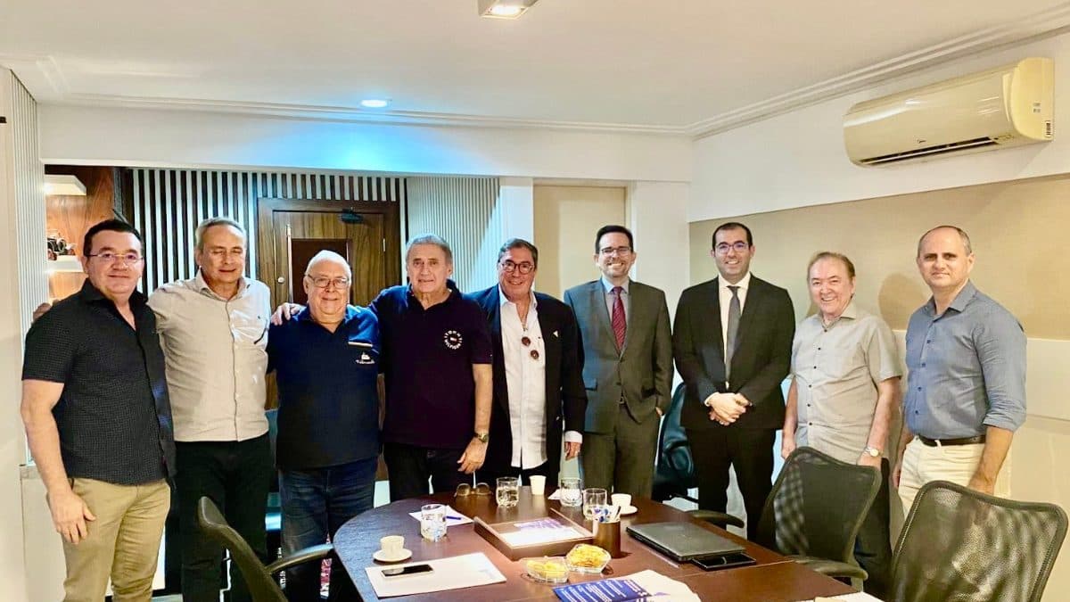 Encontro sobre o mercado de FIDC no SINFAC com empresários e especialistas debatendo tendências, regulamentação e oportunidades do setor financeiro.