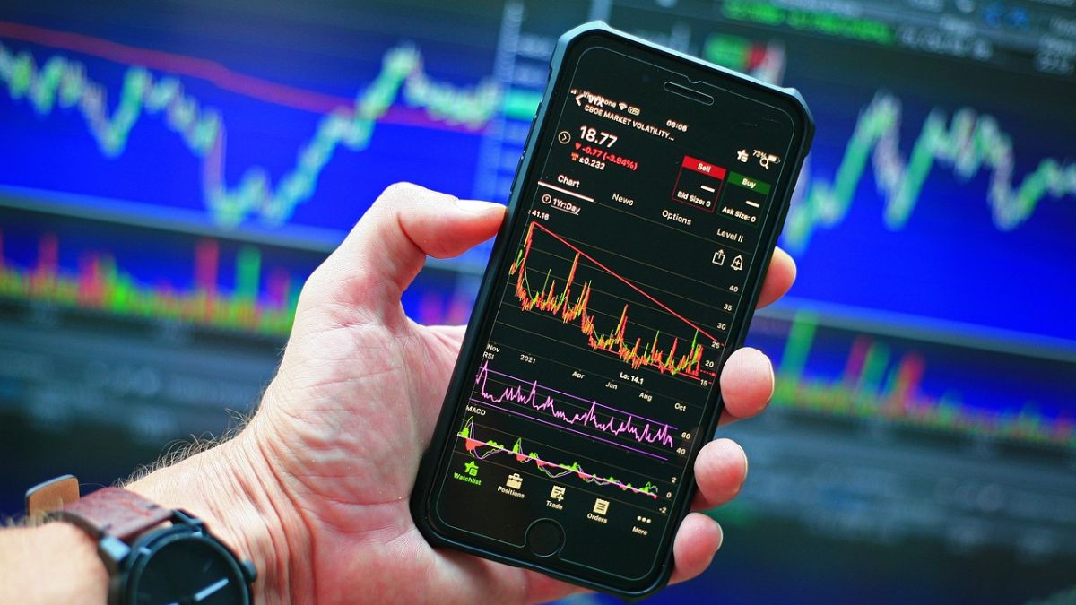 Mercado financeiro em baixa: dólar recua 1,26% e euro cai 0,67%. Outras moedas e Bitcoin também fecharam o dia em queda.