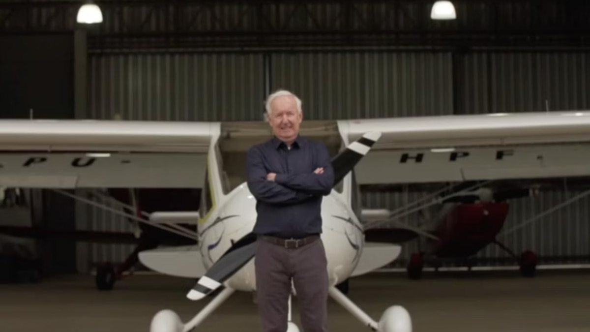 O empresário Nelson Ponzoni posando à frente de sua aeronave CT-U experimental, matrícula PU-MSM, dentro de um hangar.
