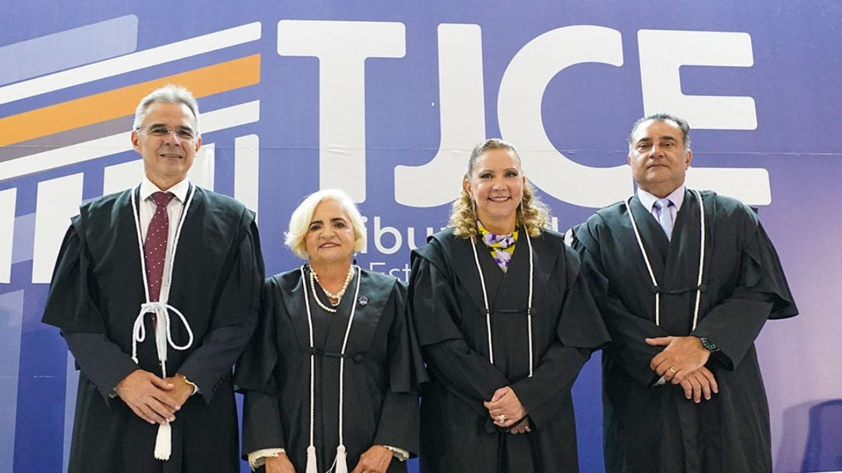 Nova administração do TJCE toma posse em cerimônia oficial no Centro de Eventos do Ceará, com novos dirigentes assumindo a gestão do Tribunal."