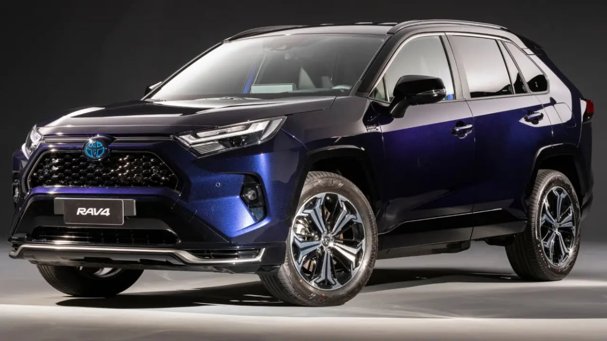 Novo Toyota RAV4 híbrido 2025 na cor azul, modelo plug-in com design moderno e detalhes esportivos.
