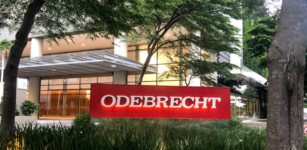 A imagem mostra a fachada da Odebrecht, representando a recuperação judicial da OEC.