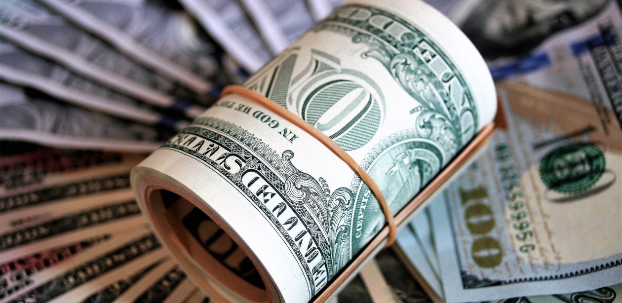 Oscilações do dólar em 2025 trazem impactos na economia global. Foto: Canva.