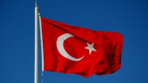 O PIB da Turquia avançou 3,2% em 2024, impulsionado por exportações e consumo interno. Especialistas avaliam a sustentabilidade desse crescimento.