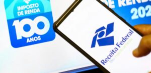 A imagem mostra um celular com a tela acesa, nela os logos da Receita Federal, Simples Nacional e MEI, simbolizando a pejotização.