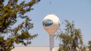 Torre com sinalização de unidade da farmacêutica Pfizer. Pfizer registra lucro milionário no 4 tri de 2024