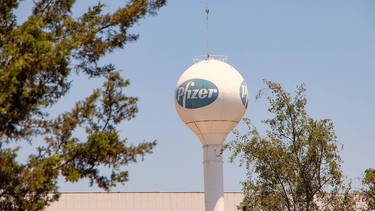 Torre com sinalização de unidade da farmacêutica Pfizer. Pfizer registra lucro milionário no 4 tri de 2024