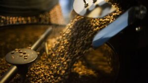 Imagem com grãos de Café. Preço do café seguirá em alta, estima Abic