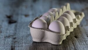 O Ministério da Agricultura retirou a obrigatoriedade do carimbo com data de validade em ovos vendidos a granel, gerando impactos para produtores e consumidores.