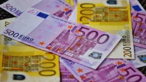Imagem de notas de euro. Prévia da inflação da Zona do Euro registra alta em janeiro
