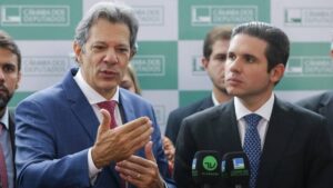 Fernando Hadddad, às esquerda, ao lado de Hugo Motta, presidente da Câmara dos Deputados. Prioridades do governo no Congresso Nacional para 2025 são reveladas por Fernando Haddad
