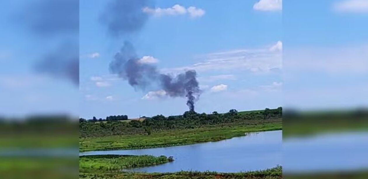 A imagem mostra um canavial onde aconteceu a queda do avião em SP, na imagem é possível ver a fumaça dos destroços.