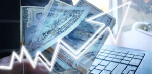 A imagem mostra um notebook ao fundo, notas de dinheiro sobrepondo e uma seta tecnológica, como um gráfico subindo, simbolizando como o mercado de afiliados está transformando as formas de adquirir renda passiva digital.