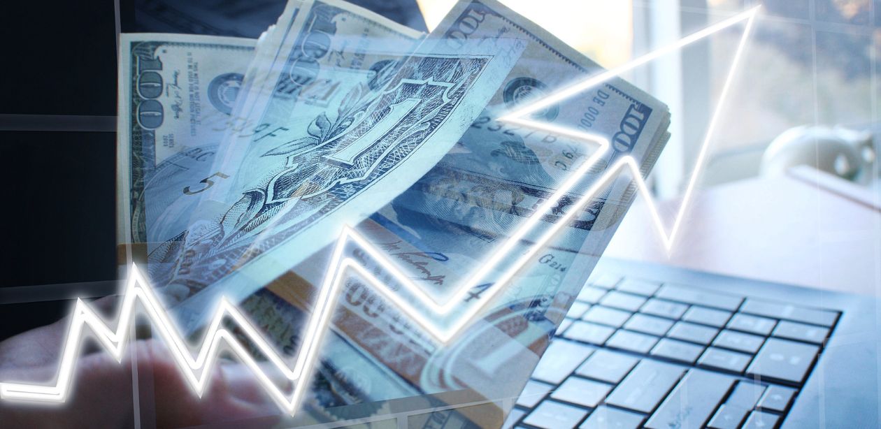 A imagem mostra um notebook ao fundo, notas de dinheiro sobrepondo e uma seta tecnológica, como um gráfico subindo, simbolizando como o mercado de afiliados está transformando as formas de adquirir renda passiva digital.