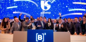 A imagem mostra os diretores da Sabesp, representando o investimento da Sabesp na Baixada Santista.