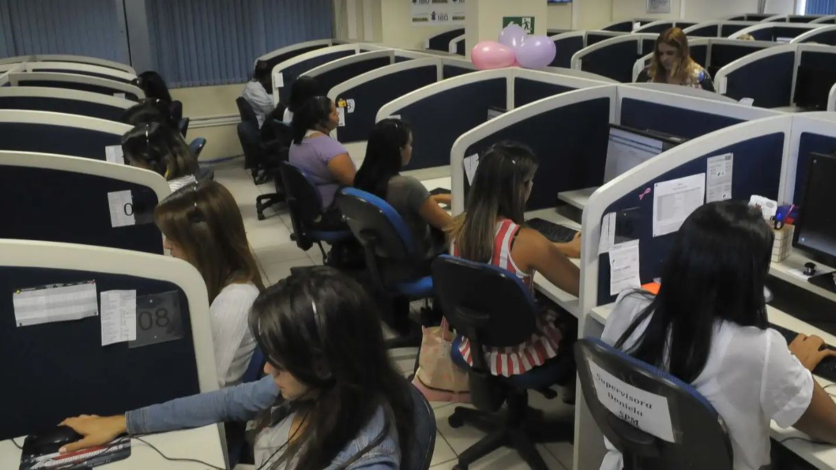 O setor de serviços no Brasil caiu 0,5% em dezembro, mas encerrou 2024 com alta de 3,1%, impulsionado por tecnologia e turismo.