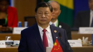 China promete retaliação contra novas tarifas dos EUA, que justificam a medida como combate ao tráfico de fentanil. Relação entre os países se agrava.