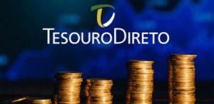 A imagem mostra um fundo azul com texturas, o logo do Tesouro Direto e moedas empilhadas, para representar que o Tesouro Direto rendeu mais que investimentos nos EUA.