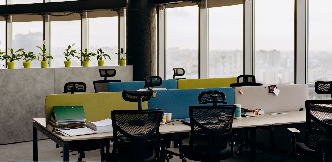 A imagem mostra um escritório corporativo vazio, representação a evasão causada pelo trabalho híbrido.