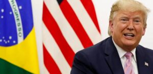 A imagem mostra o presidente dos Estados Unidos. Donald Trump anuncia tarifa que entra em vigor na próxima semana.