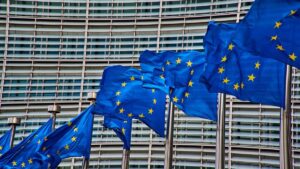 Tarifas dos Estados Unidos sobem para 25% em produtos da União Europeia, aumentando o protecionismo e gerando incerteza no mercado financeiro.