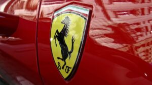 Venda da Ferrari: família Agnelli reduz participação e arrecada € 3 bi para novos investimentos. Veja os impactos.