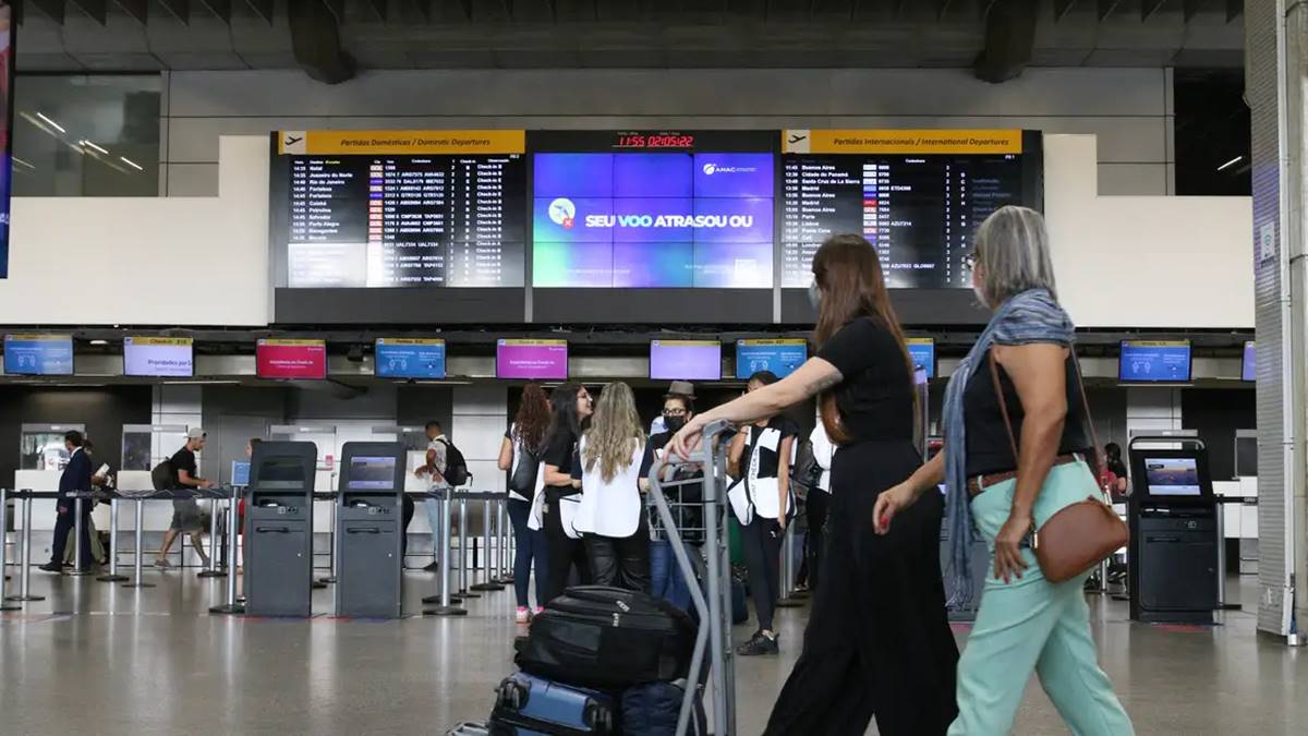 Imagens de saguão de aeroporto. Venda de passagens do Voa Brasil registra baixo número