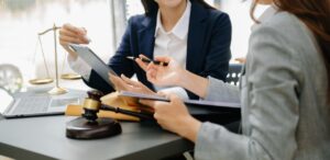 A imagem mostra duas empreendedoras conversando e fazendo a venda de serviços entre si.