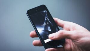 Tribunal nega vínculo empregatício entre Uber e motoristas, revertendo condenação anterior e isentando empresa de pagar R$ 1 bilhão em indenização.