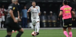 A imagem mostra o jogador Neymar em campo. Em segundo plano, aparecem outros dois jogadores, representando a volta do Neymar ao Santos.