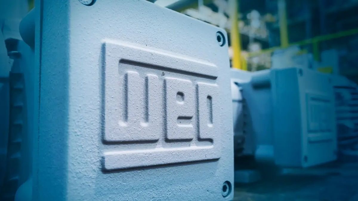 Máquina industrial da WEG em destaque na fábrica, impactada pelas tarifas nos EUA.